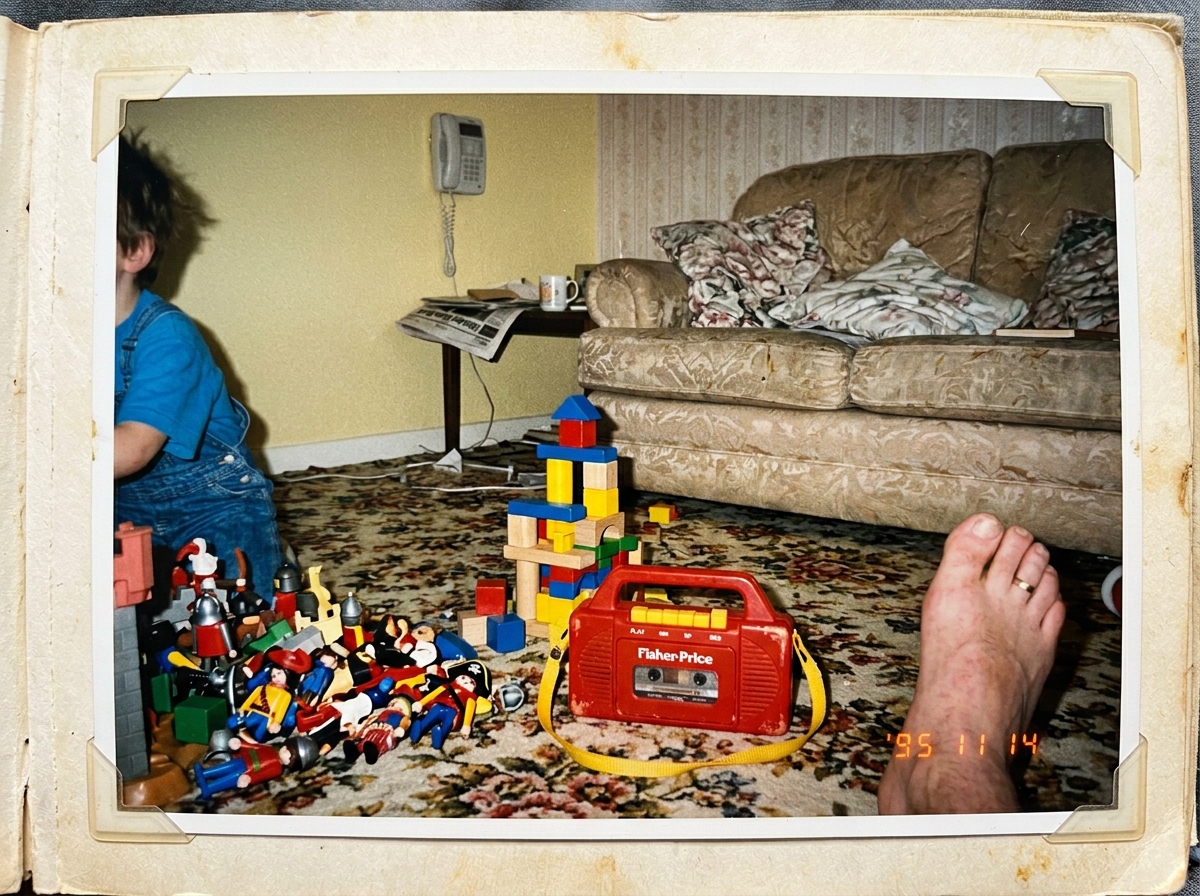 Mercredi après-midi en famille, salon 90s, jouets éparpillés